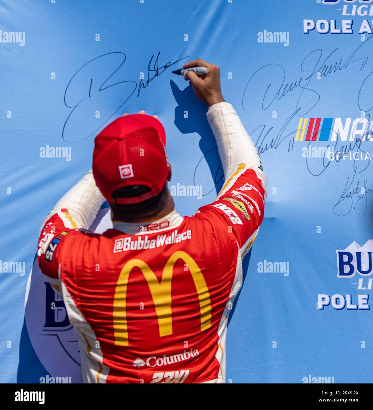 Fort Worth, Texas - 23 settembre 2023: Bubba Wallace, pilota del McDonald's Toyota numero 23, si qualifica per la pole position per la NASCAR Cup Series Autotrader EchoPark Automotive 400 al Texas Motor Speedway. Crediti: Nick Paruch/Alamy Live News Foto Stock