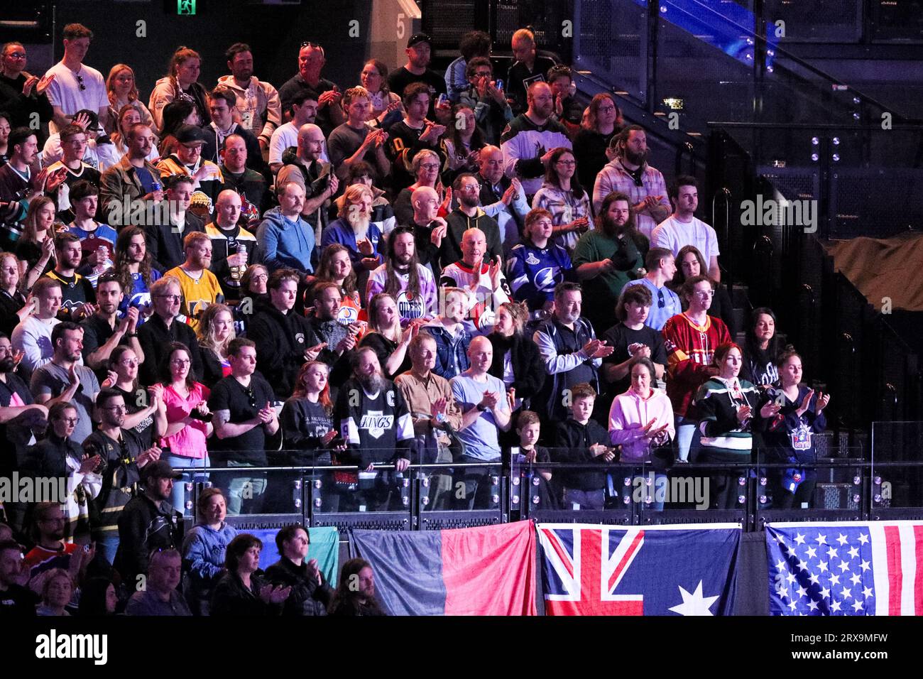 Melbourne, Australia, 24 settembre 2023. I tifosi di hockey tifo durante l'NHL Global Series match tra i Los Angeles Kings e gli Arizona Coyotes alla Rod Laver Arena il 24 settembre 2023 a Melbourne, in Australia. Crediti: Dave Hewison/Speed Media/Alamy Live News Foto Stock
