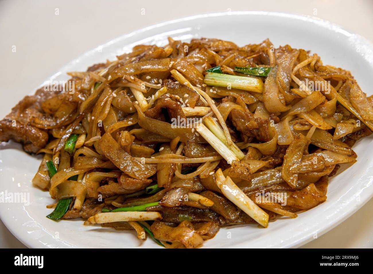 Ristorante Cinese, uno dei piatti piu' popolari in Hong Kong, Stir Fried Beef Noodles, Hong Kong, Cina. Foto Stock
