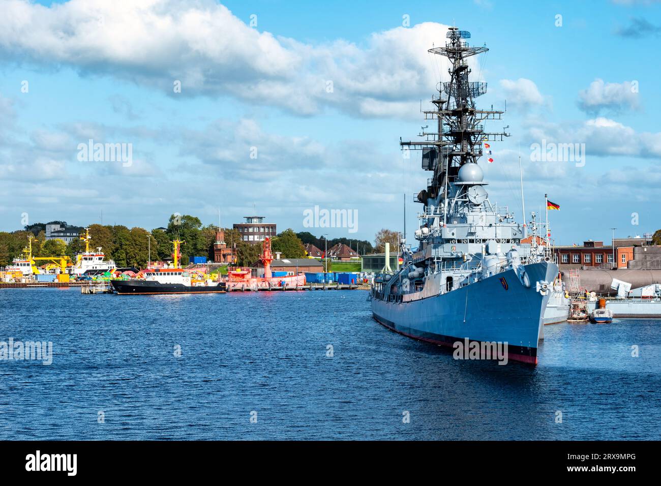 Vista dal ponte Kaiser-Wilhelm al porto con le navi, Wilhelmshaven, Germania Foto Stock