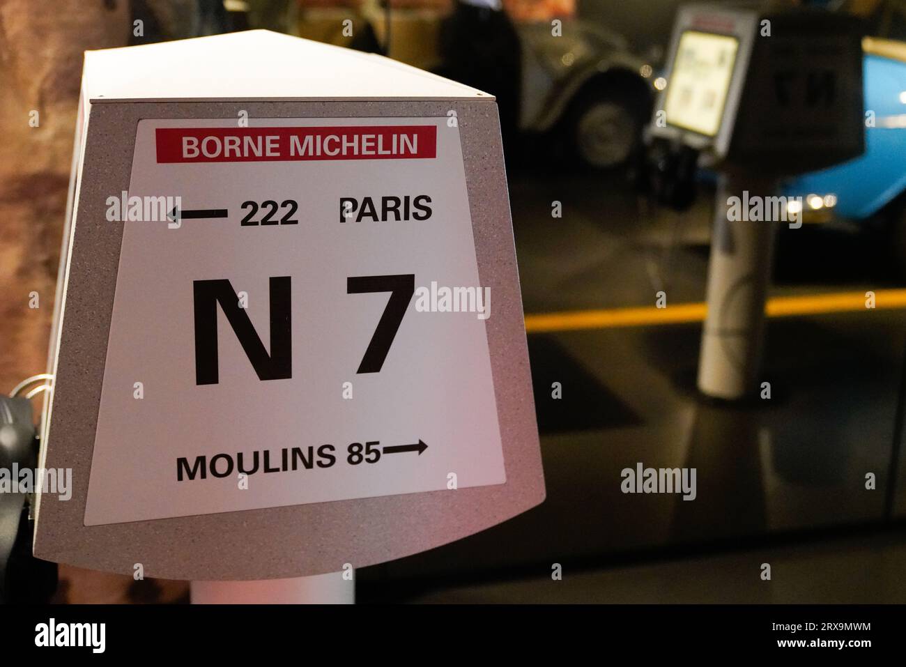 Saint-Tropez , Francia - 09 18 2023 : marcatore del chilometro nato dalla Michelin sulla N7 famosa lunga strada in Francia nome nationale 7 Foto Stock