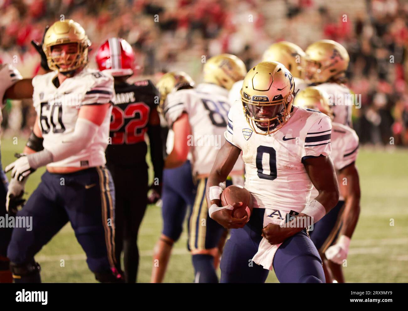 Bloomington, USA. 23 settembre 2023. BLOOMINGTON, INDIANA - 23 SETTEMBRE: Il quarterback degli Akron Zips DJ Irons (0) festeggia un touchdown contro l'Indiana University durante una partita di football universitario della NCAA il 23 settembre 2023 a Bloomington, Indiana. IU ha vinto 29-27 ai supplementari. ( Credit: Jeremy Hogan/Alamy Live News Foto Stock