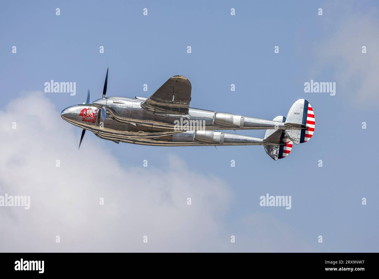 Red Bull (The Flying Bulls) Lockheed P-38L Lightning (Reg.: N25Y) decolla per la prima esposizione per mia 2023. Foto Stock