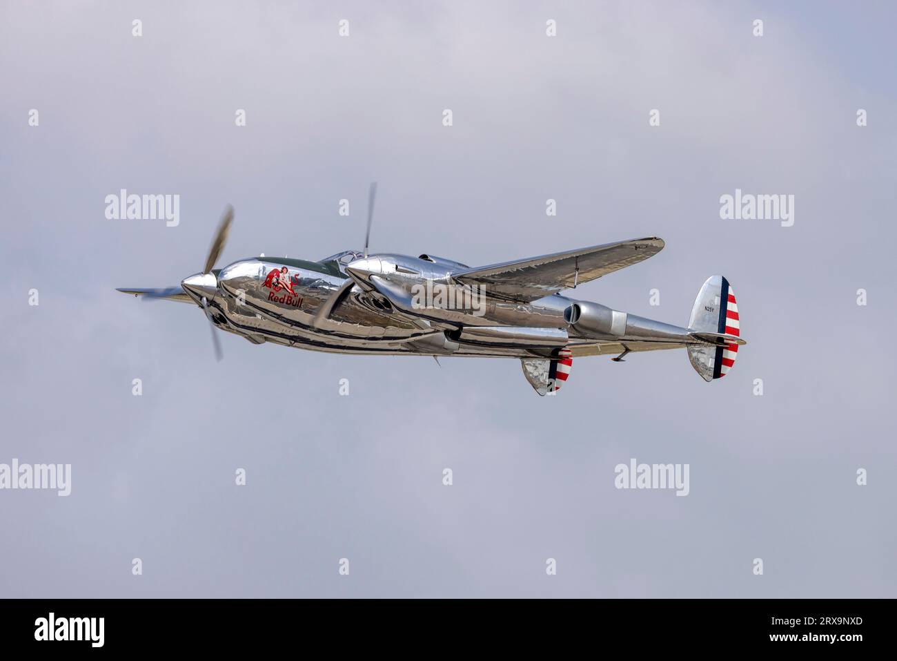 Red Bull (The Flying Bulls) Lockheed P-38L Lightning (Reg.: N25Y) decolla per la prima esposizione per mia 2023. Foto Stock