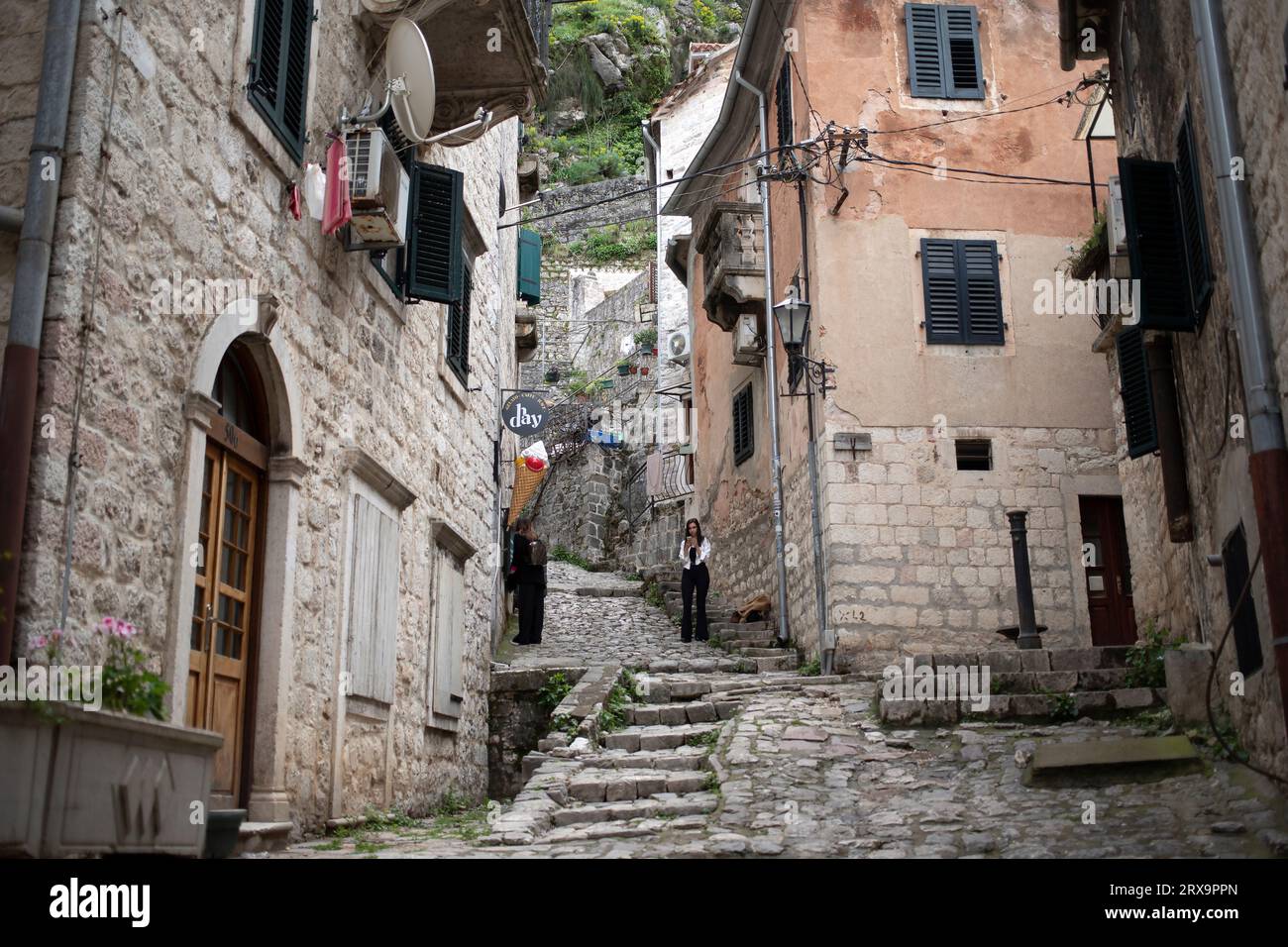 Montenegro - Vista di una tipica stradina acciottolata della Citta' Vecchia di Cattaro Foto Stock