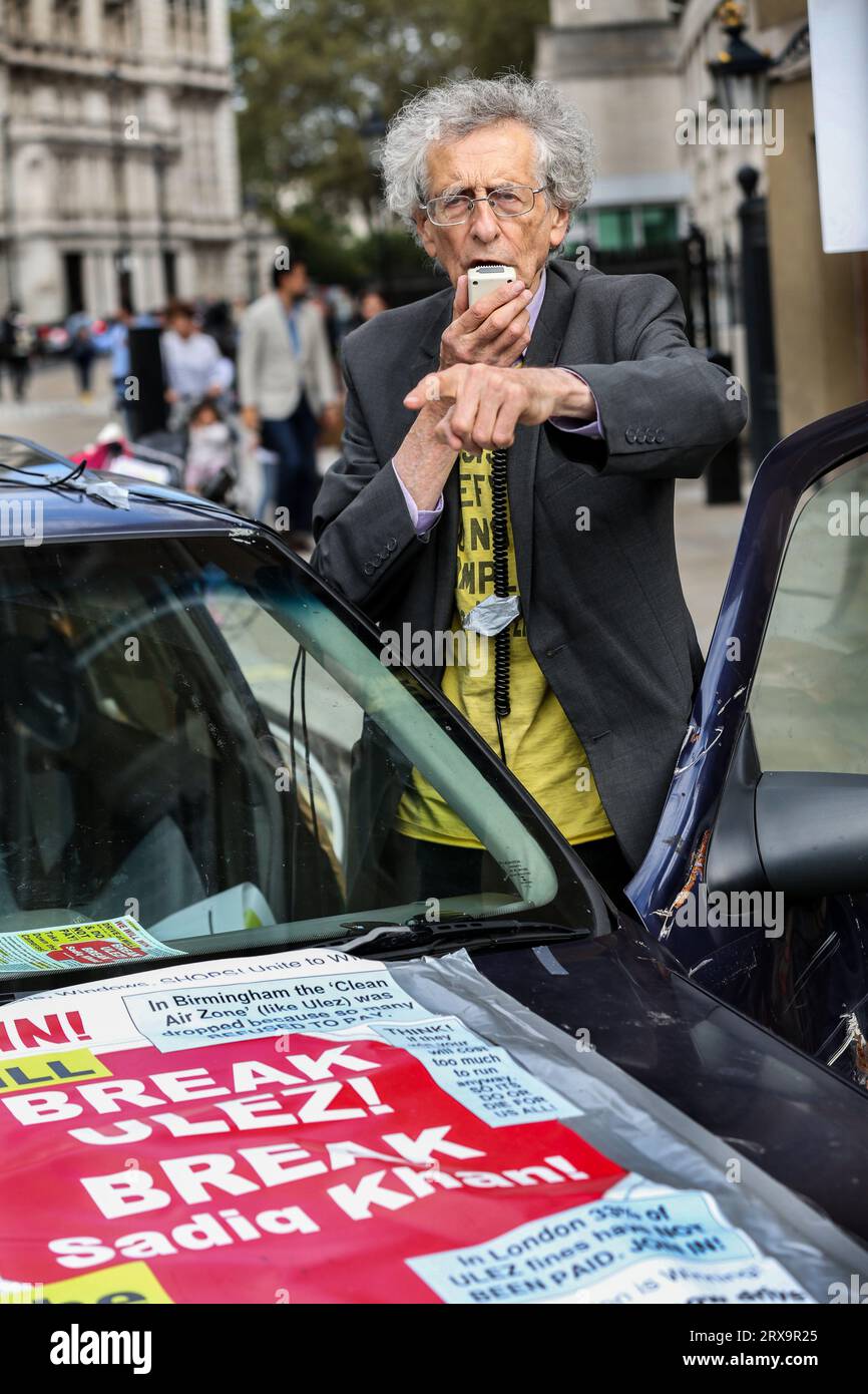 Londra, Regno Unito. 23 settembre 2023. L'attivista Piers Corbyn parla accanto alla sua auto, mostrando cartelli ULEZ (Anti Ultra Low Emissions zone) che si sono surriscaldati e distrutti durante il rally. Coloro che non sono d'accordo con la politica del governo si riuniscono per chiarire che non rispetteranno alcuna restrizione futura nella loro vita quotidiana. Dicono di no alle società senza contanti, alle zone a basse emissioni, ai vaccini non testati, ai futuri blocchi o mascheramenti, alle città intelligenti e alle imposte verdi onerose. Credito: SOPA Images Limited/Alamy Live News Foto Stock