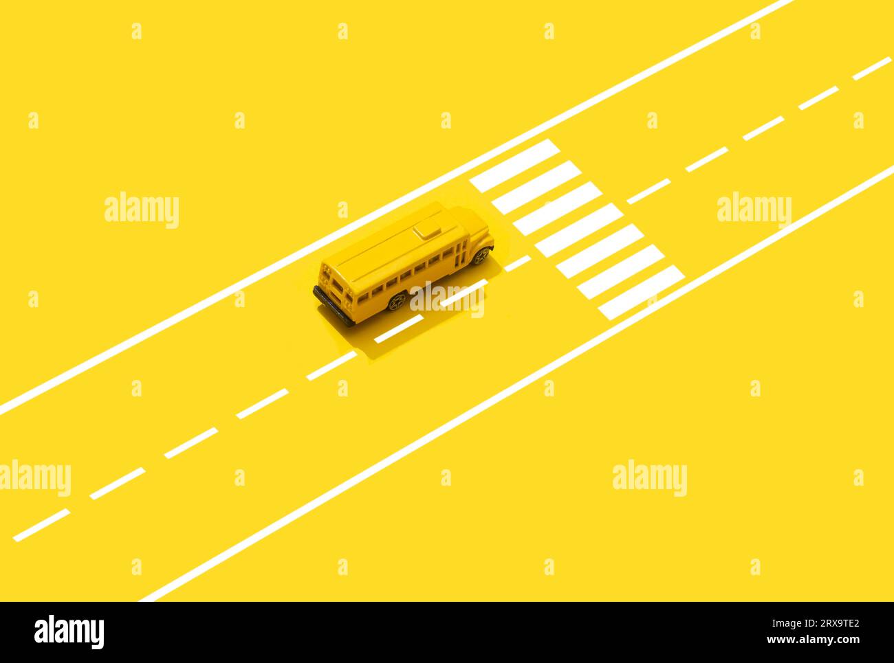 Su sfondo giallo, uno scuolabus giallo con segnaletica stradale con un posto per la tua iscrizione. Foto di alta qualità Foto Stock