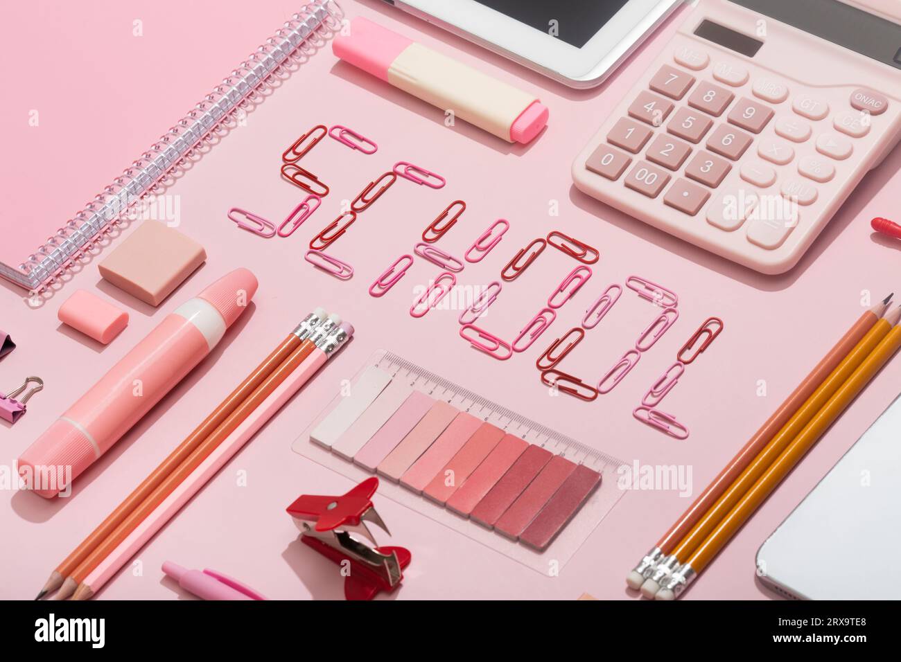 su uno sfondo rosa con materiale scolastico con un posto per un'iscrizione. Foto di alta qualità Foto Stock