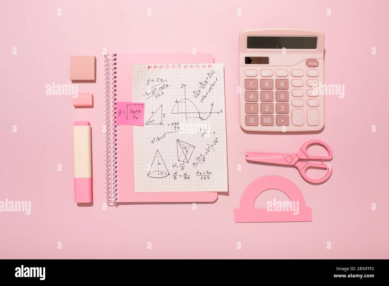Su sfondo rosa, materiale scolastico rosa, calcolatrice, cheat sheets. Foto di alta qualità Foto Stock