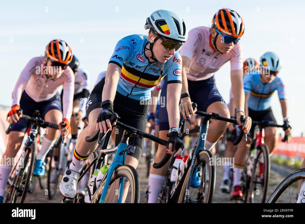 Wijster, Paesi Bassi. 24 settembre 2023. La belga Xaydee Van Sinaey è stata fotografata in azione durante la Junior Women's Road Race, 69 km intorno e sul col du VAM, nell'ultimo giorno dei Campionati europei UEC Road a Wijster, Paesi Bassi, domenica 24 settembre 2023. I campionati europei di ciclismo si svolgono dal 20 al 24 settembre. BELGA PHOTO DAVID PINTENS Credit: Belga News Agency/Alamy Live News Foto Stock