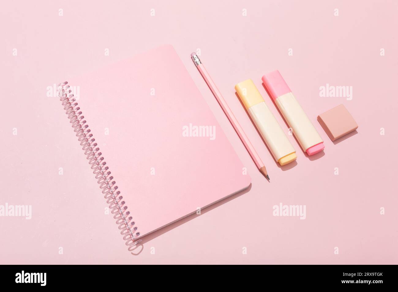 Su sfondo rosa, materiale scolastico rosa, calcolatrice, cheat sheets. Foto di alta qualità Foto Stock