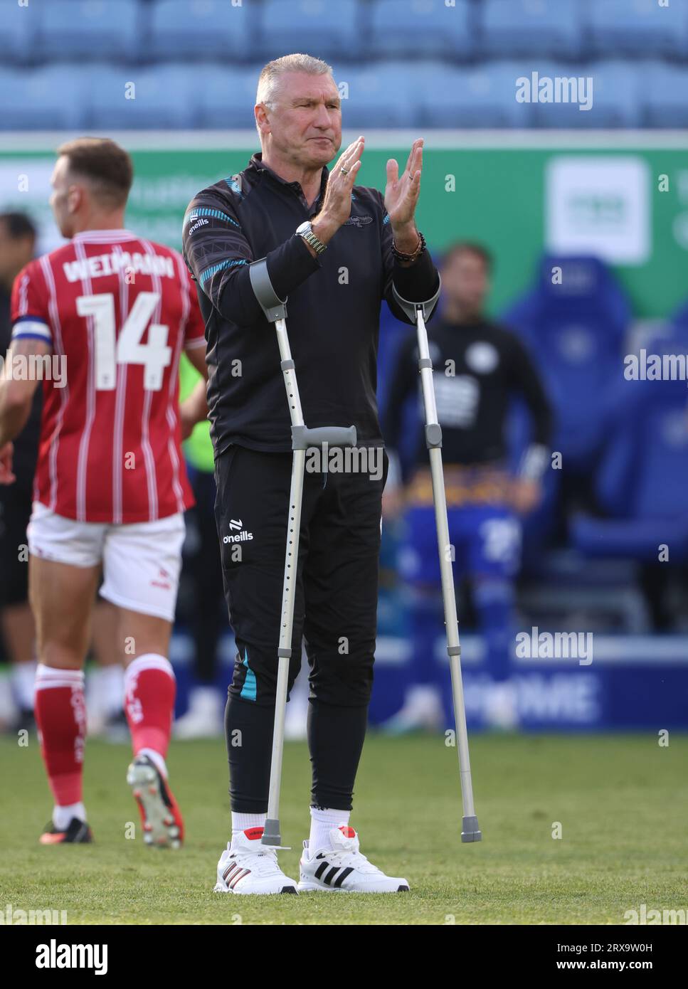 Leicester, Regno Unito. 23 settembre 2023. Il manager del Bristol City Nigel Pearson applaude i tifosi del Bristol alla partita Leicester City contro Bristol City EPL Championship, al King Power Stadium di Leicester, Regno Unito, il 23 settembre 2023. Credito: Paul Marriott/Alamy Live News Foto Stock