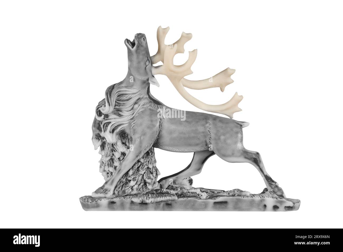 Statuetta decorativa di una renna su sfondo bianco isolato Foto Stock
