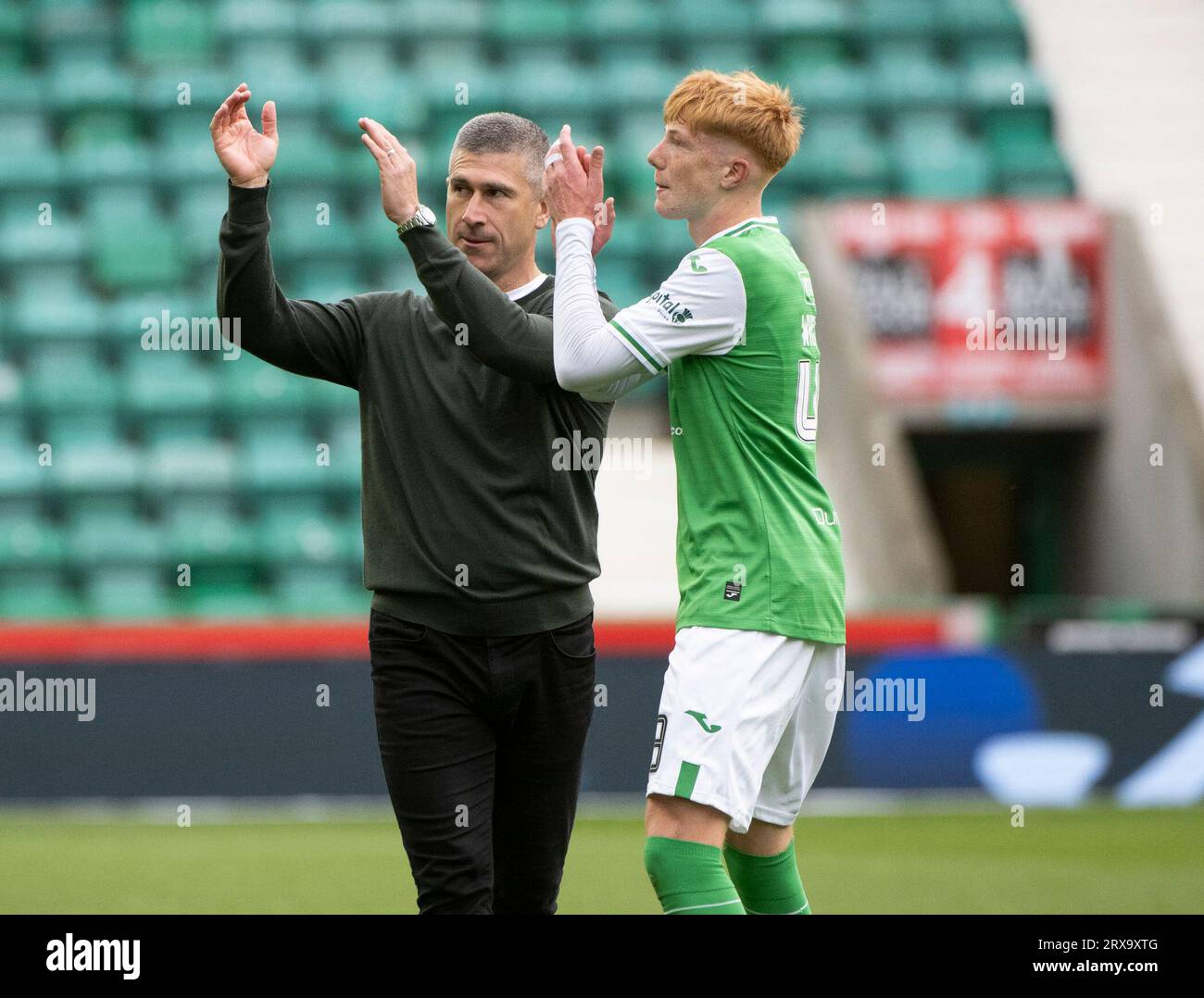 Edimburgo, Regno Unito. 23 settembre 2023. Scottish Premiership - Hibernian FC contro St Johnstone FC 23/09/2023 nuovo capo allenatore di Hibs, Nick Montgomery, e centrocampista di Hibs, Rory Whittaker, Who, quando è arrivato al 70 ° minuto è diventato il giocatore più giovane ad aver mai giocato per il club saluta la folla dopo aver battuto St Johnstone 2-0 grazie ai gol di Lewis Miller e Dylan Vente nella Scottish Premiership al Easter Road Stadium di Edimburgo, Regno Unito credito: Ian Jacobs/Alamy Live News Foto Stock