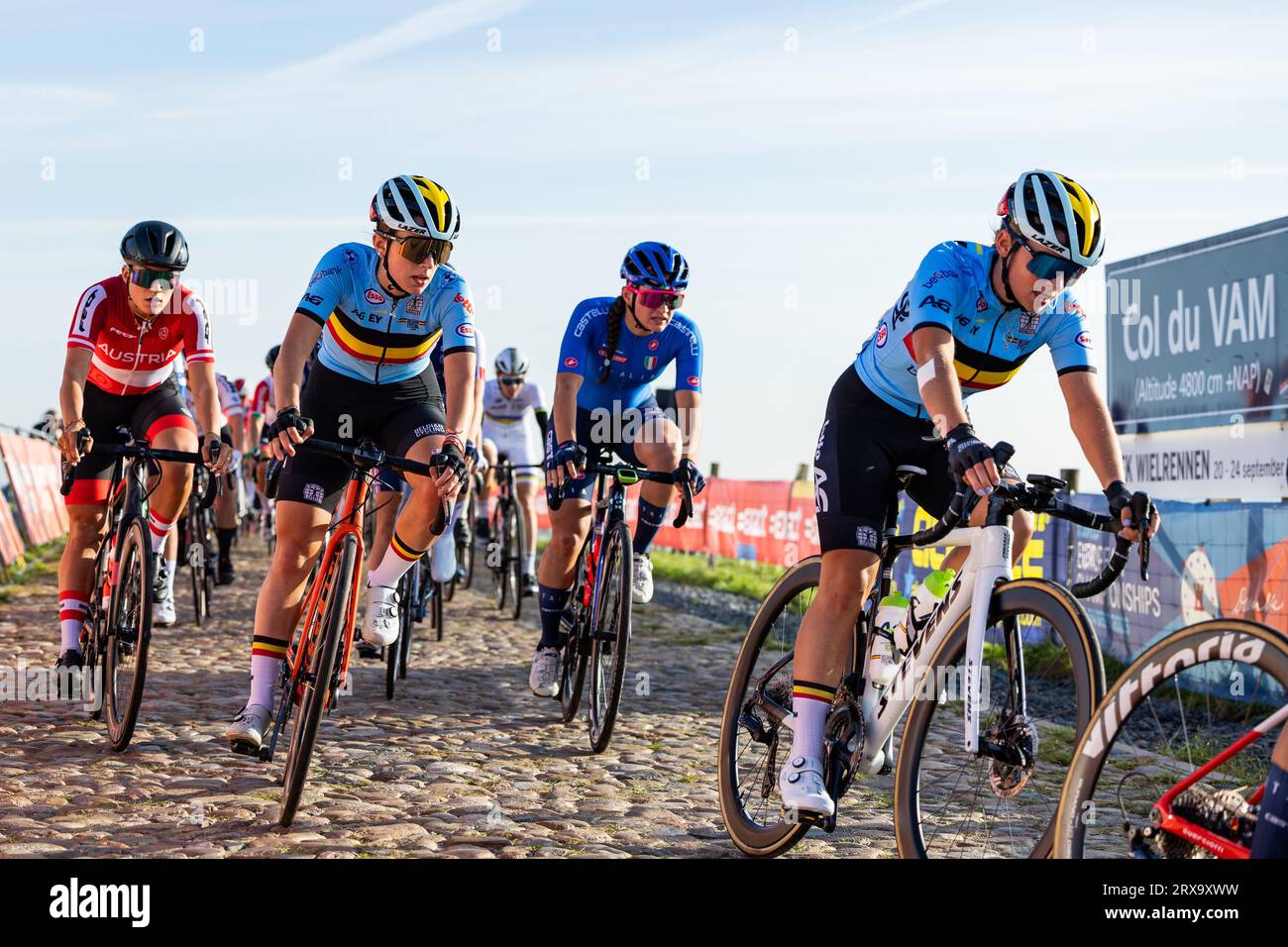 Belga Fleur Moors e belga Anna Vanderaerden fotografati in azione durante la Junior Women's Road Race, 69 km intorno e sul col du VAM, nell'ultimo giorno dei Campionati europei UEC Road a Wijster, Paesi Bassi, domenica 24 settembre 2023. I campionati europei di ciclismo si svolgono dal 20 al 24 settembre. BELGA FOTO DAVID PINTENS Foto Stock