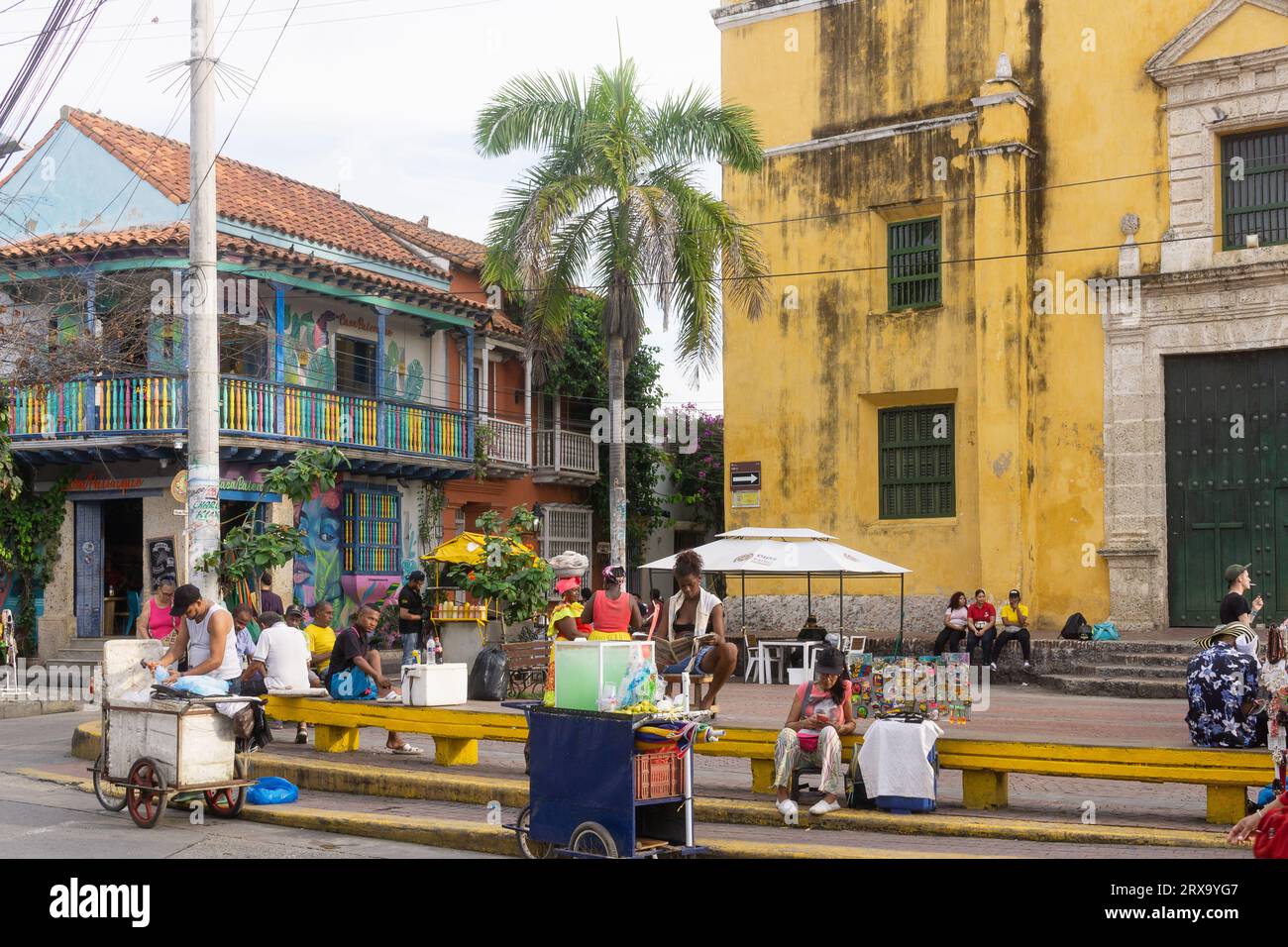 Scena di strada a Plaza de la Trinidad a Cartagena de Indias, Colombia. Foto Stock