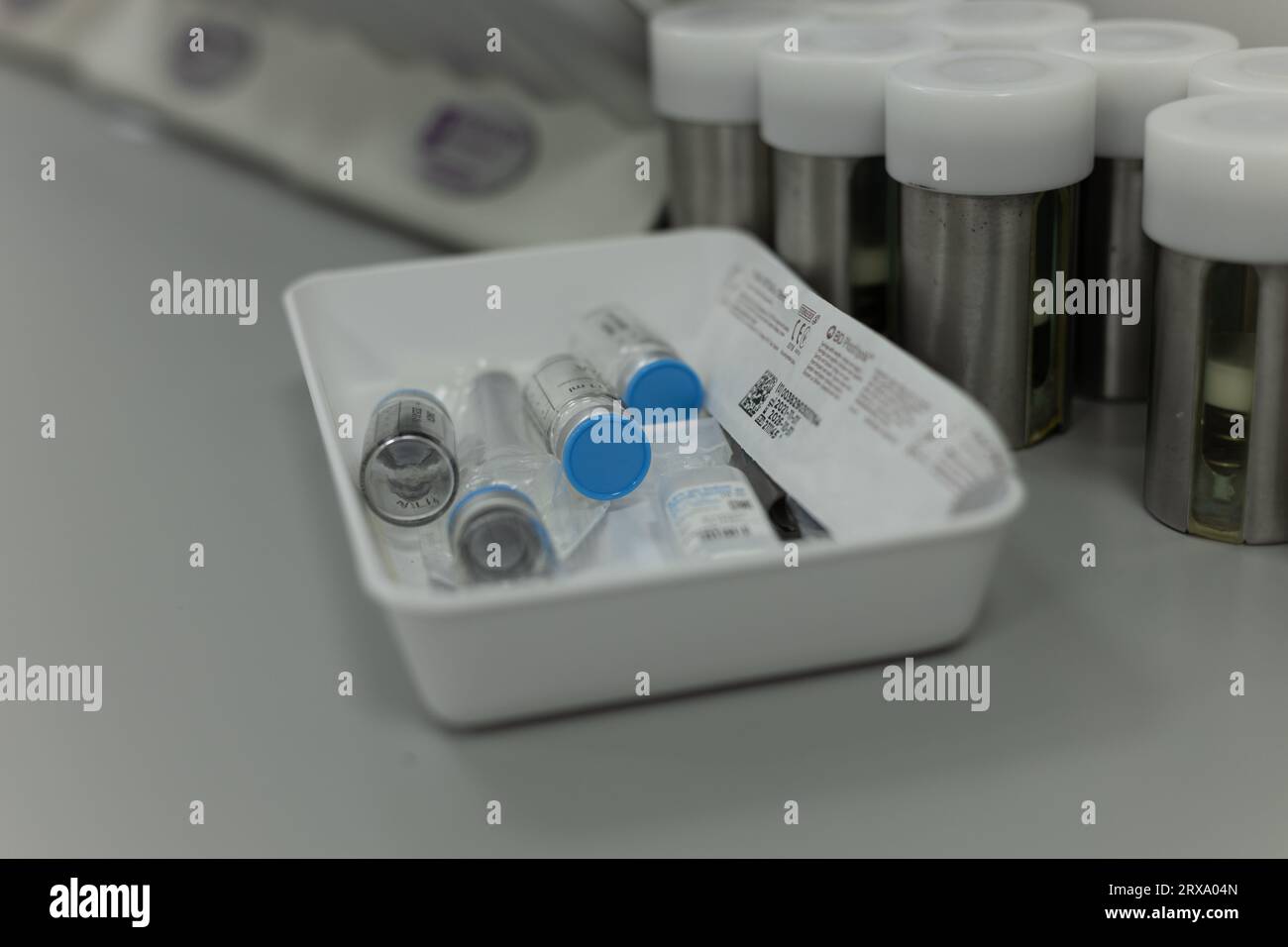 Apparecchiature per laboratori specializzati di medicina nucleare medica. Fiale, capsule protettive, dosimetri, fiale, siringhe. Foto Stock