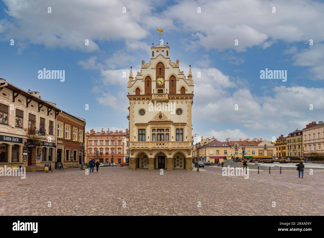 Rzeszow, la piazza del mercato della città vecchia, il municipio di Rzeszow. Affascinanti strade nel centro città piene di gente del posto e turisti, Polonia Foto Stock