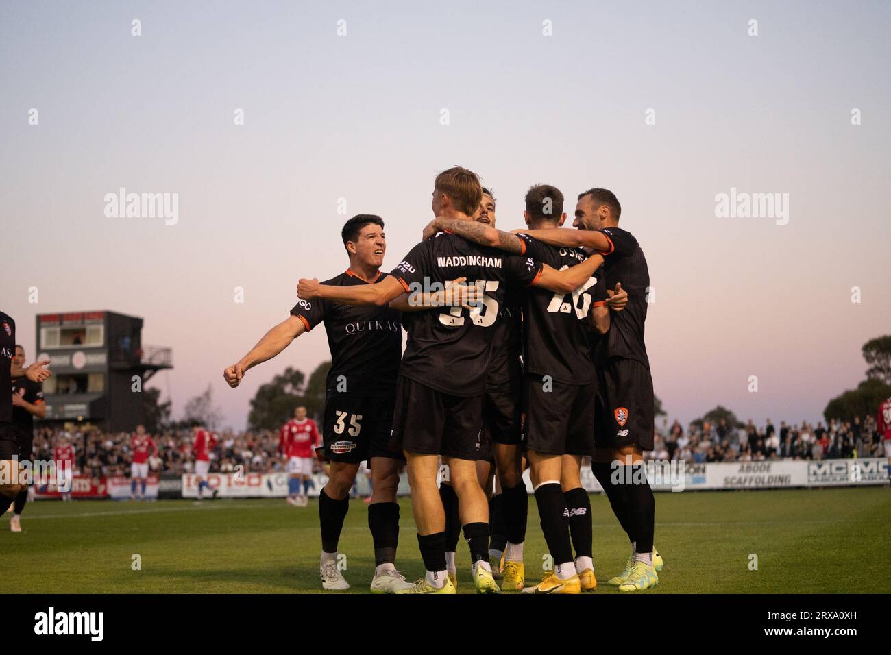 Sunshine North, Australia. 24 settembre 2023. Thomas Waddingham segna il gol di apertura per i Brisbane Roar. Crediti: James Forrester/Alamy Live News Foto Stock