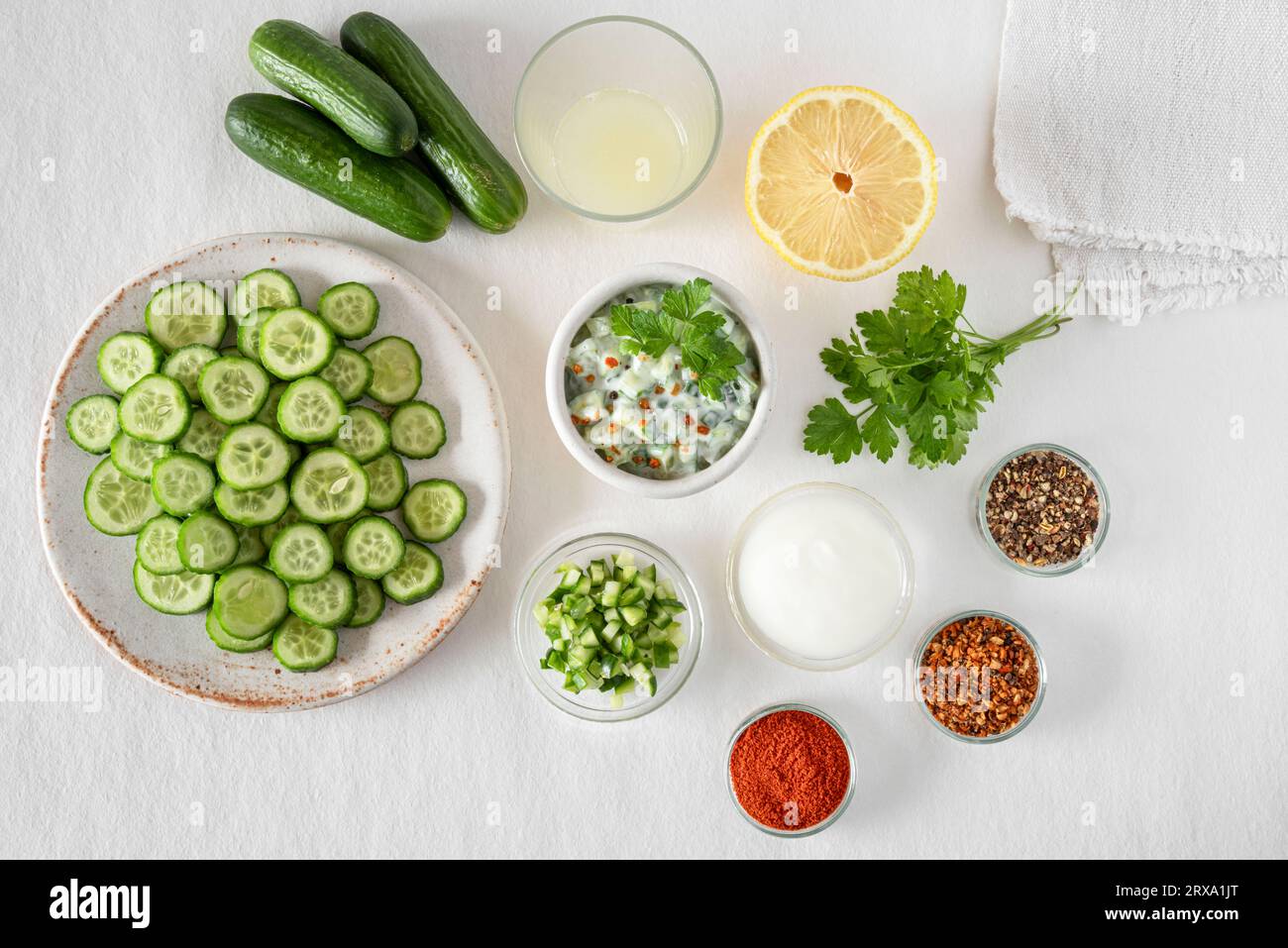 preparazione di insalata di cetrioli con crema di bianco e spezie Foto Stock