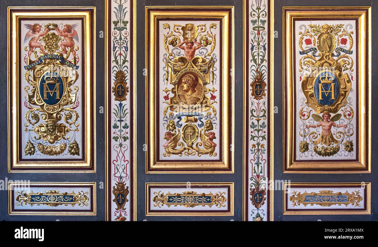 Primo piano della pittura murale medievale in una vecchia casa in Francia Foto Stock