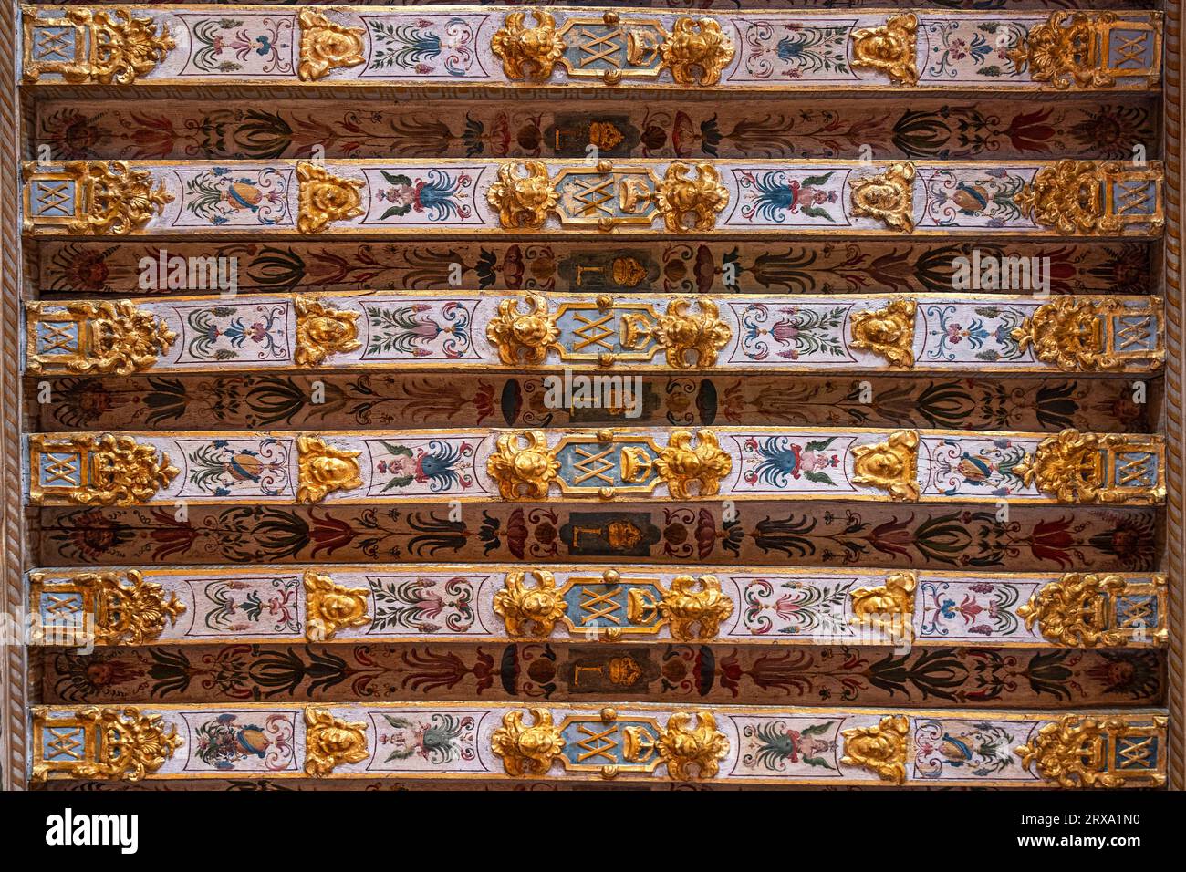 Dettaglio del soffitto dipinto di un edificio medievale Foto Stock