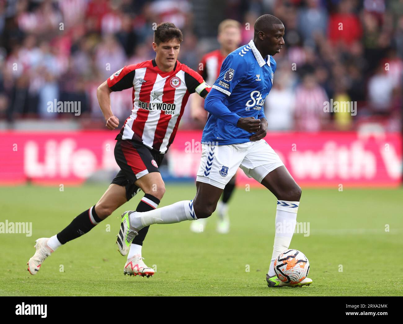 Londra, Regno Unito. 23 settembre 2023. Christian Norgaard di Brentford e Abdoulaye Doucouré di Everton durante la partita di Premier League al Gtech Community Stadium di Londra. Il credito fotografico dovrebbe leggere: Paul Terry/Sportimage Credit: Sportimage Ltd/Alamy Live News Foto Stock