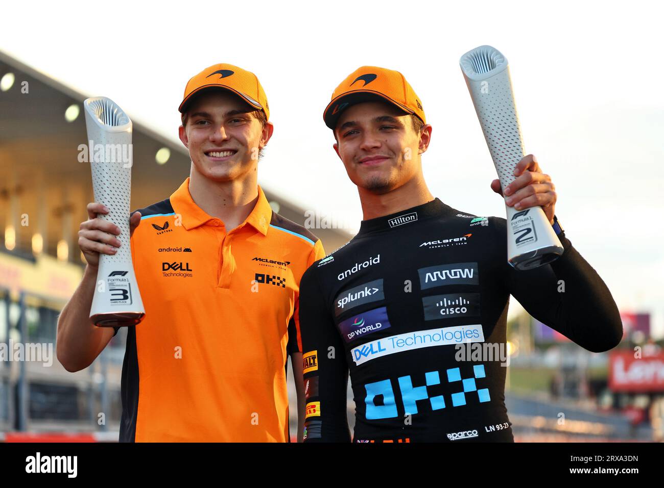 Suzuka, Giappone. 24 settembre 2023. (Da L a R): Oscar Piastri (AUS) McLaren festeggia il suo terzo posto il compagno di squadra Lando Norris (GBR) McLaren. Crediti: James Moy/Alamy Live News Foto Stock
