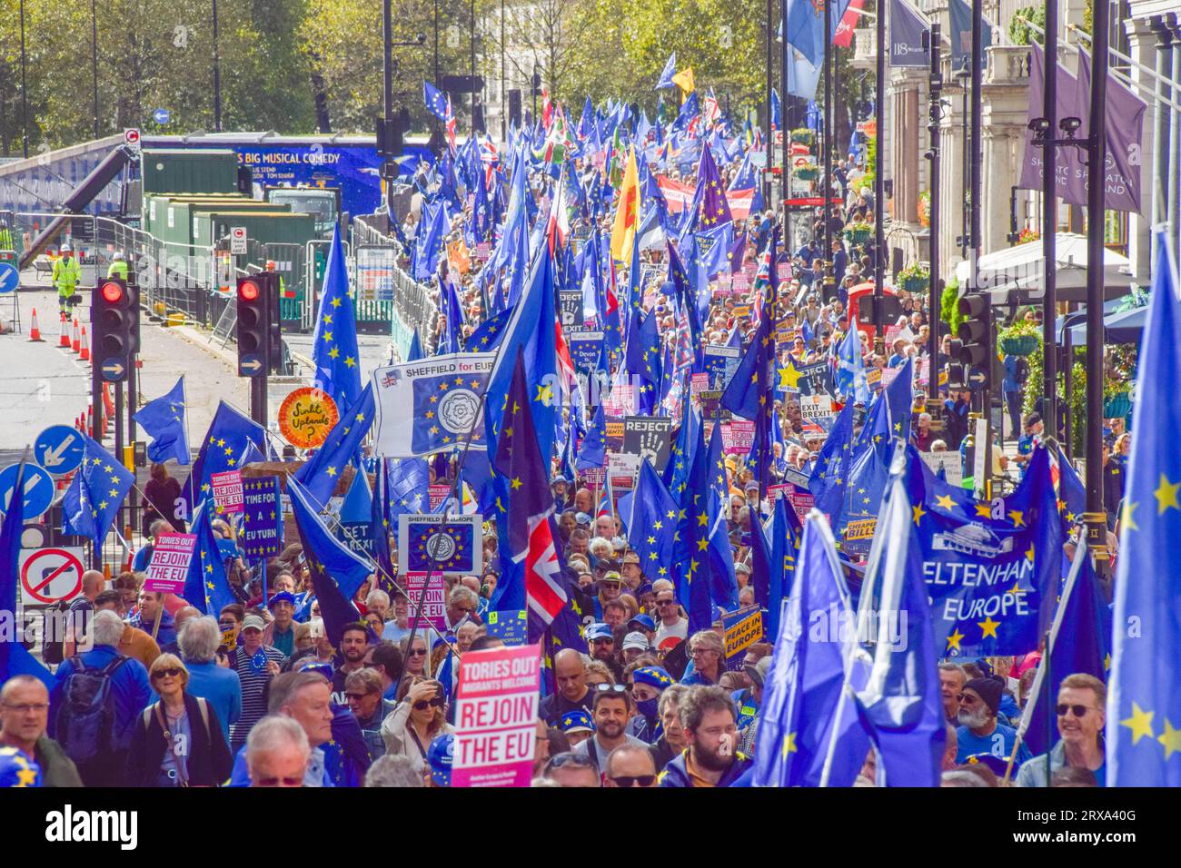 Londra, Regno Unito. 23 settembre 2023. I manifestanti passano da Green Park. Migliaia di manifestanti anti anti-Brexit hanno partecipato alla marcia di ricongiungimento nazionale nel centro di Londra chiedendo che il Regno Unito rientri nell'UE. Credito: Vuk Valcic/Alamy Live News Foto Stock