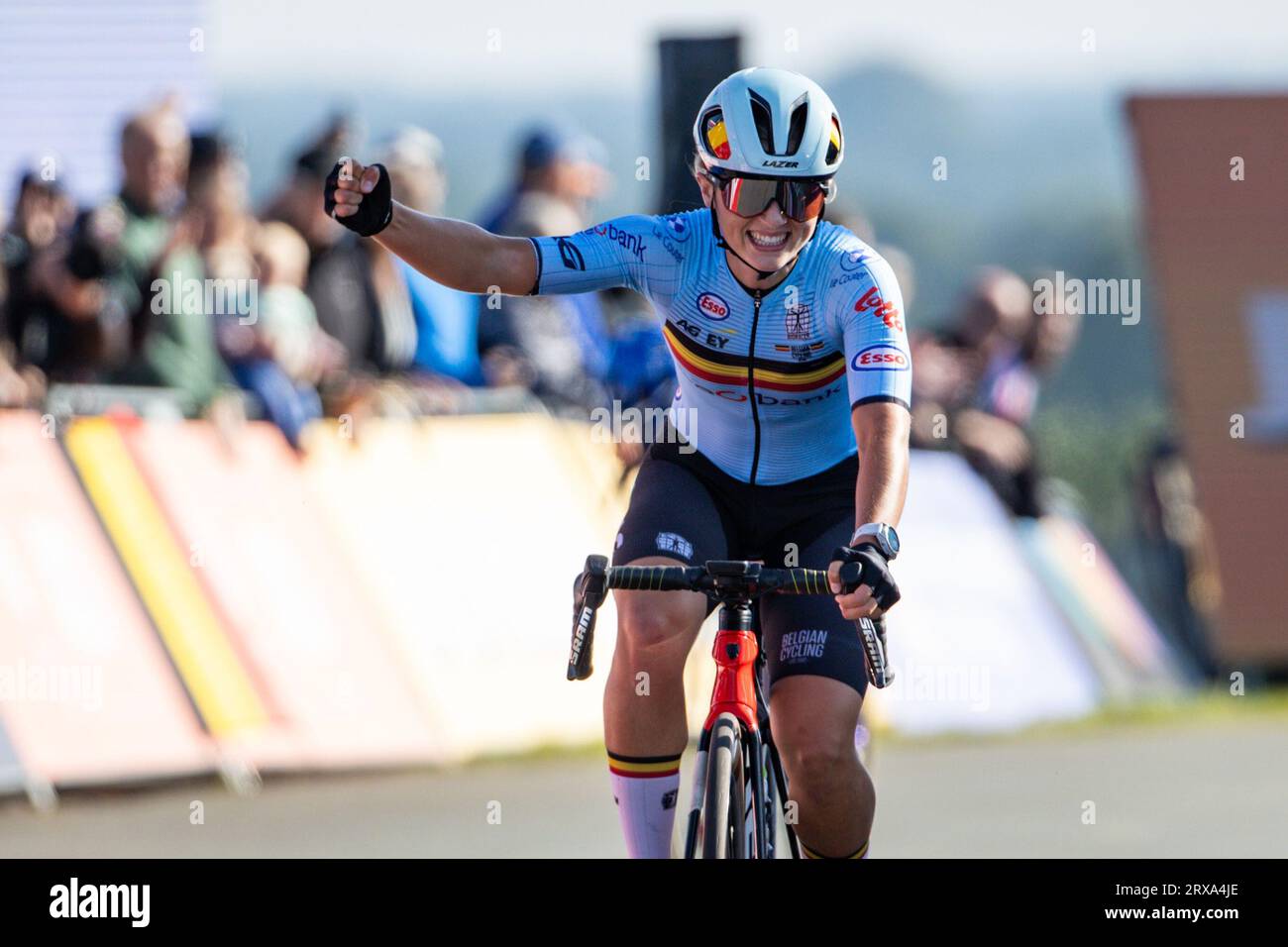 Wijster, Paesi Bassi. 24 settembre 2023. La belga Fleur Moors festeggia il traguardo per vincere la Junior Women's Road Race, 69 km intorno e sul col du VAM, nell'ultimo giorno dei Campionati europei UEC Road a Wijster, nei Paesi Bassi, domenica 24 settembre 2023. I campionati europei di ciclismo si svolgono dal 20 al 24 settembre. BELGA PHOTO DAVID PINTENS Credit: Belga News Agency/Alamy Live News Foto Stock