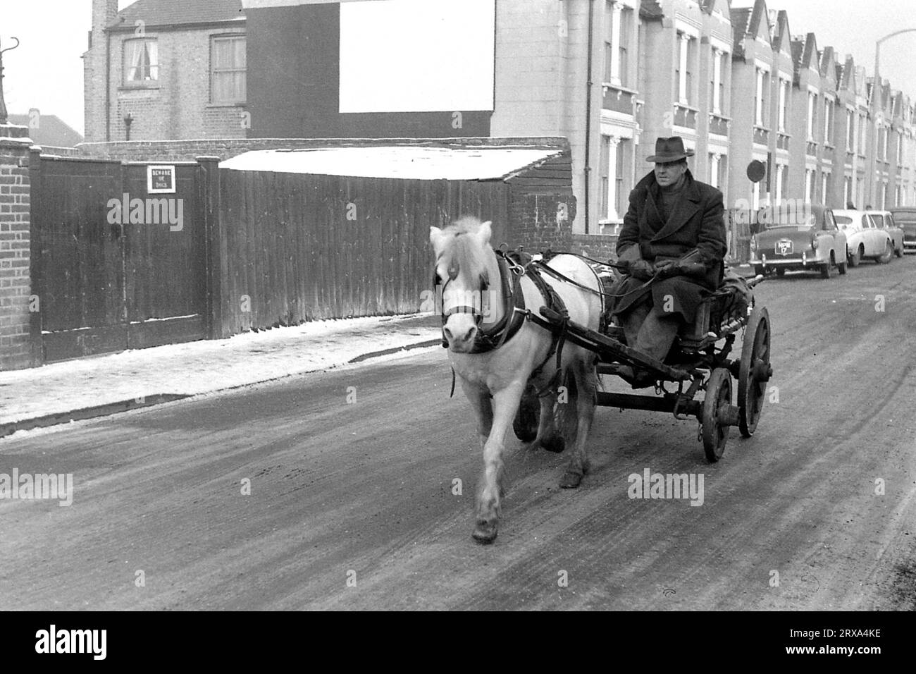 Rag and Bone Man su Woolwich Road passando per Russell Close Bexleyheath nell'inverno 1961 Foto Stock