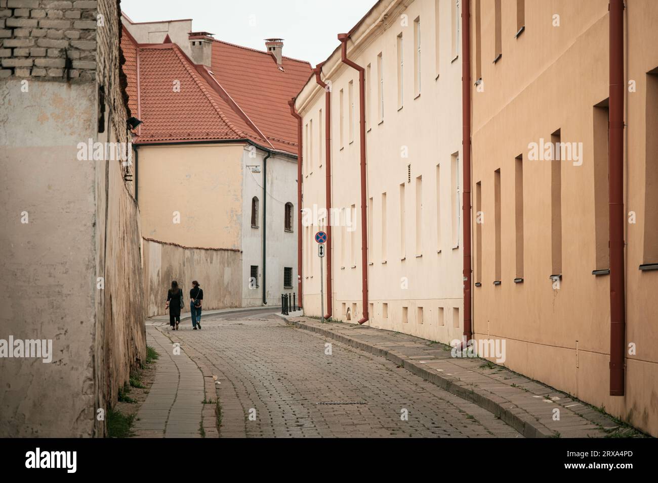 Una strada tranquilla nella città vecchia di Vilnius, Lituania Foto Stock