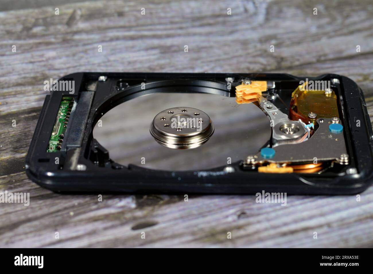 Memoria di archiviazione dell'unità disco rigido del notebook da 2,5 pollici, riparazione di parti del computer rotte, vista ravvicinata di un disco rigido aperto con piatti, alberino, attuatore e. Foto Stock