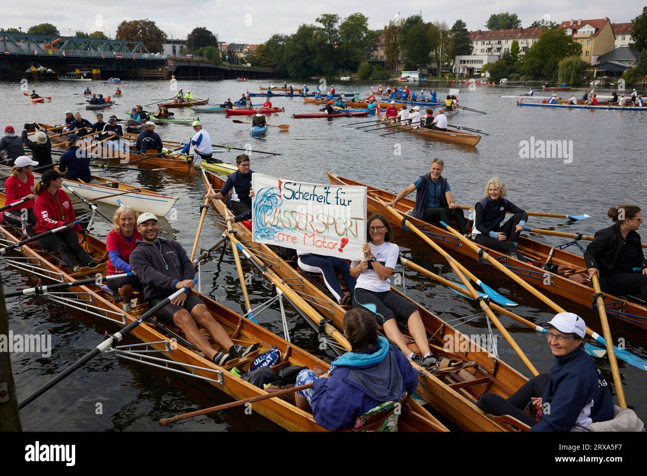 Berlino, Germania. 24 settembre 2023. I partecipanti a una dimostrazione nuotano con le loro barche nel bacino di Köpenick. Il Treptow Rowing Club aveva chiesto un raduno sui fiumi Spree e Dahme per protestare contro il sovraffollamento dei corsi d'acqua di Berlino. Il club è particolarmente critico nei confronti delle cosiddette barche da festa, che vengono guidate attraverso l'acqua da persone che non conoscono o non osservano le regole di navigazione. Crediti: Joerg Carstensen/dpa/Alamy Live News Foto Stock