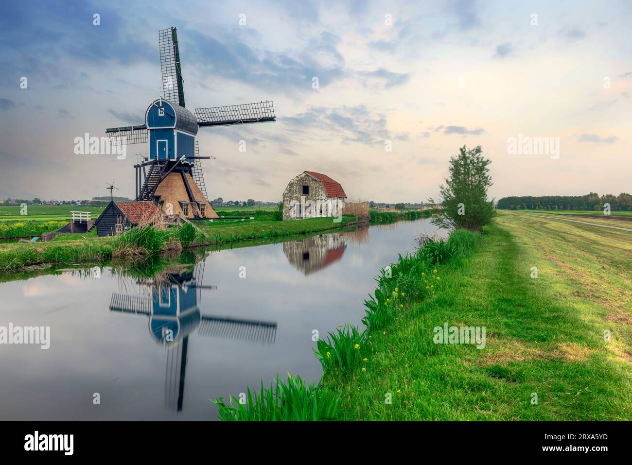 Polder Windmill Geremolen De Blauwe WIP in Olanda meridionale, Paesi Bassi Foto Stock