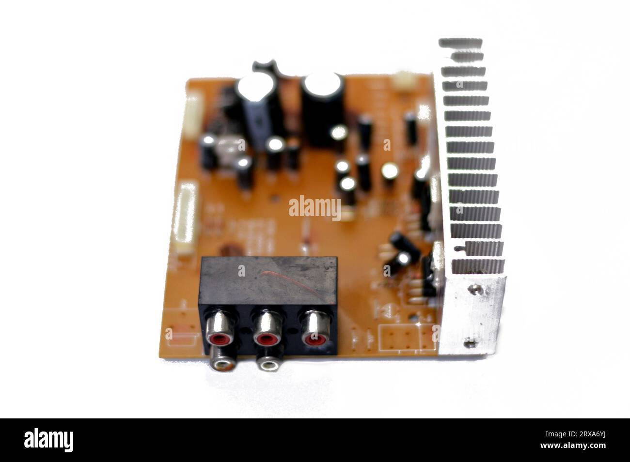 Cairo, Egitto, 19 settembre 2023: Scheda elettronica di un'unità pannello di controllo audio amplificatore subwoofer per auto, Un subwoofer (o sub) è un design di altoparlanti Foto Stock