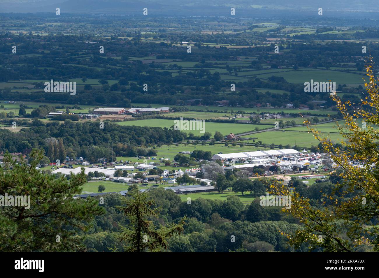 Vista a distanza dello spettacolo autunnale di Malvern che si tiene presso i Three Counties Showgrounds di Malvern nel Worcestershire, in Gran Bretagna Foto Stock