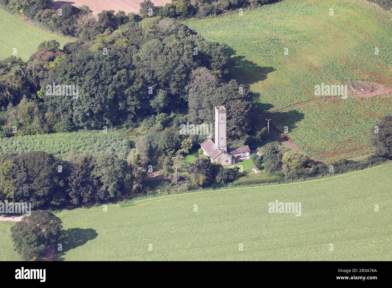 Vista aerea di una casa insolita con un'alta torre di pietra (non una chiesa) vicino ad Azerley, Ripon, North Yorkshire Foto Stock