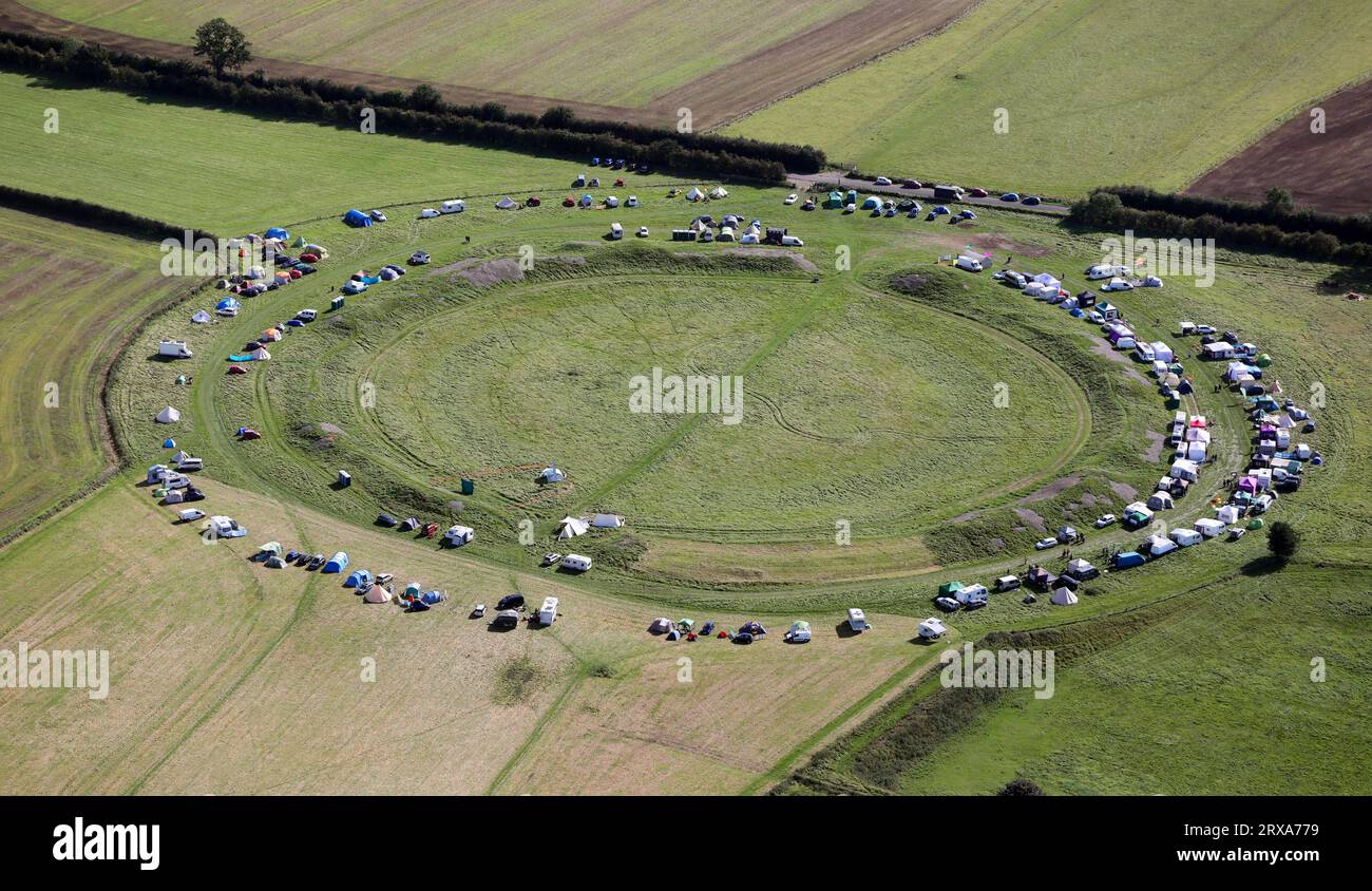 Vista aerea del Thornborough Henges il 23 settembre 2023, l'equinozio solare o il solstizio d'autunno, North Yorkshire. La gente si è accampata per vederlo. Foto Stock