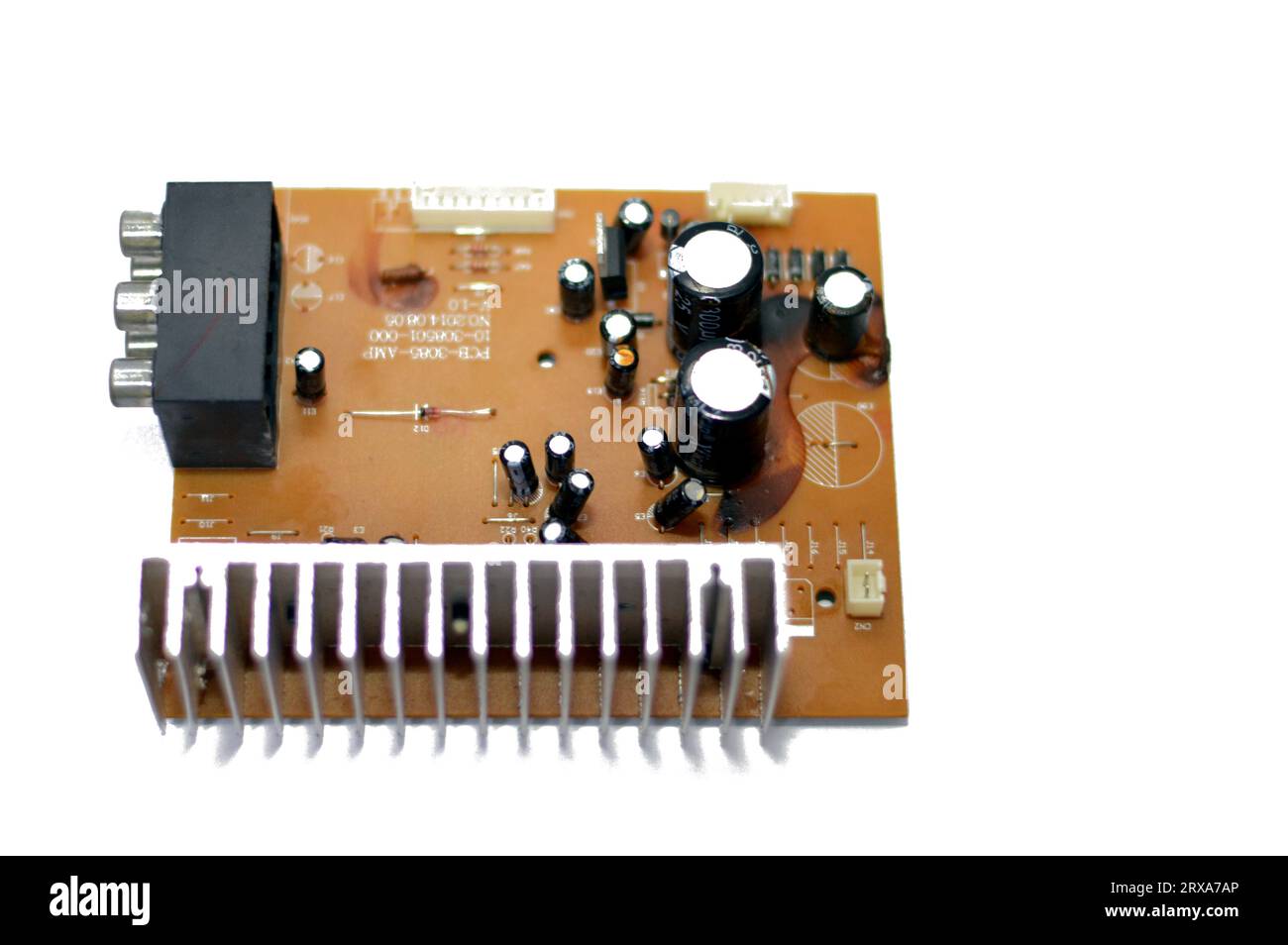 Cairo, Egitto, 19 settembre 2023: Scheda elettronica di un'unità pannello di controllo audio amplificatore subwoofer per auto, Un subwoofer (o sub) è un design di altoparlanti Foto Stock