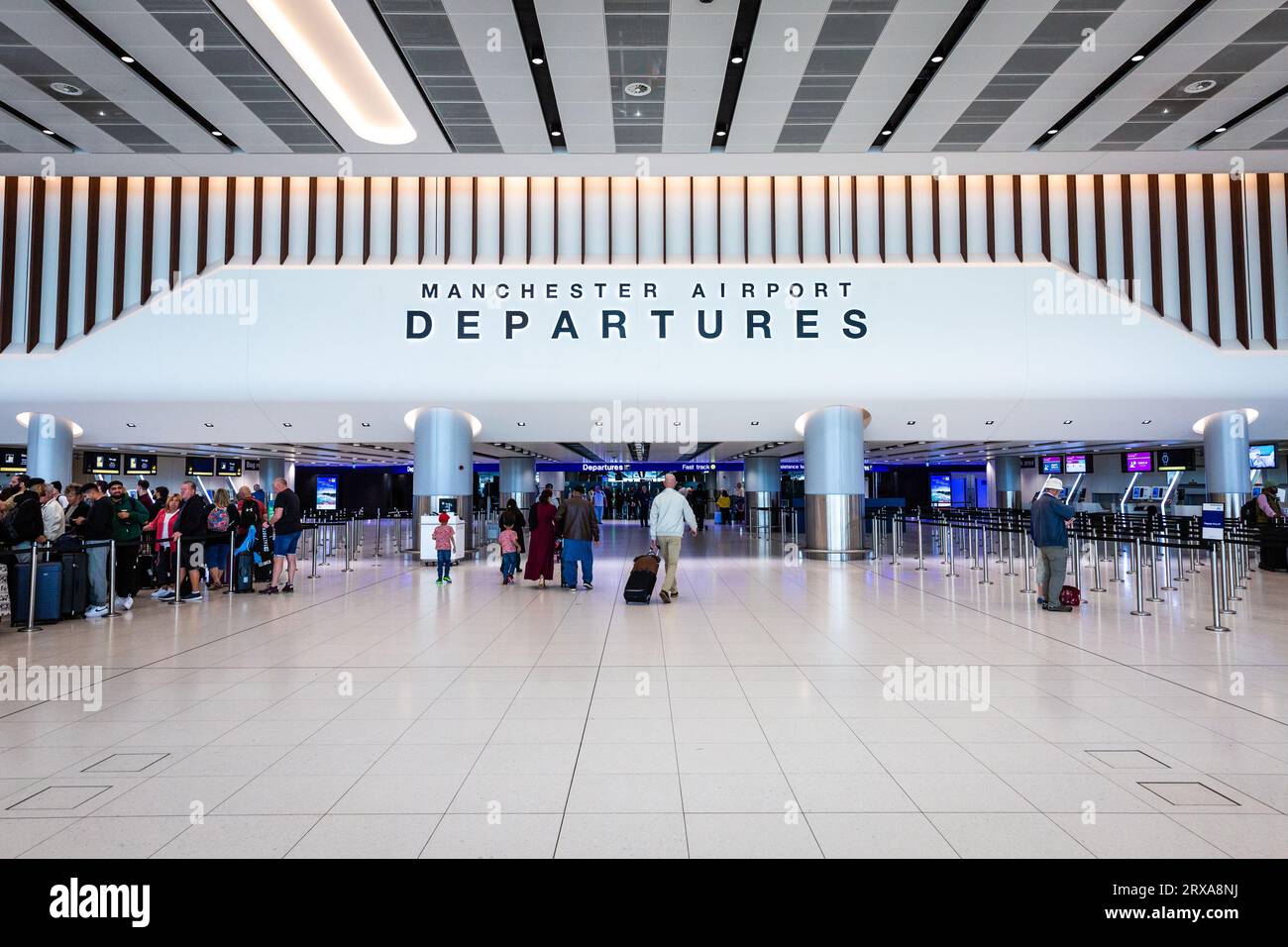 TERMINAL 2, AEROPORTO DI MANCHESTER, REGNO UNITO - 14 SETTEMBRE 2023. Passeggeri aerei e viaggiatori che camminano attraverso la nuova lounge delle partenze al Terminal 2 di Manc Foto Stock