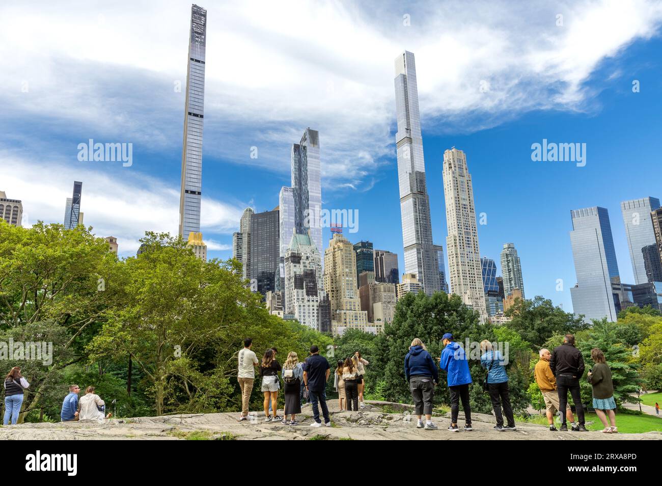 CENTRAL PARK, NEW YORK, USA - 15 SETTEMBRE 2023. Turisti che aspettano di scattare foto per i social media in un popolare punto panoramico di Central Park Foto Stock