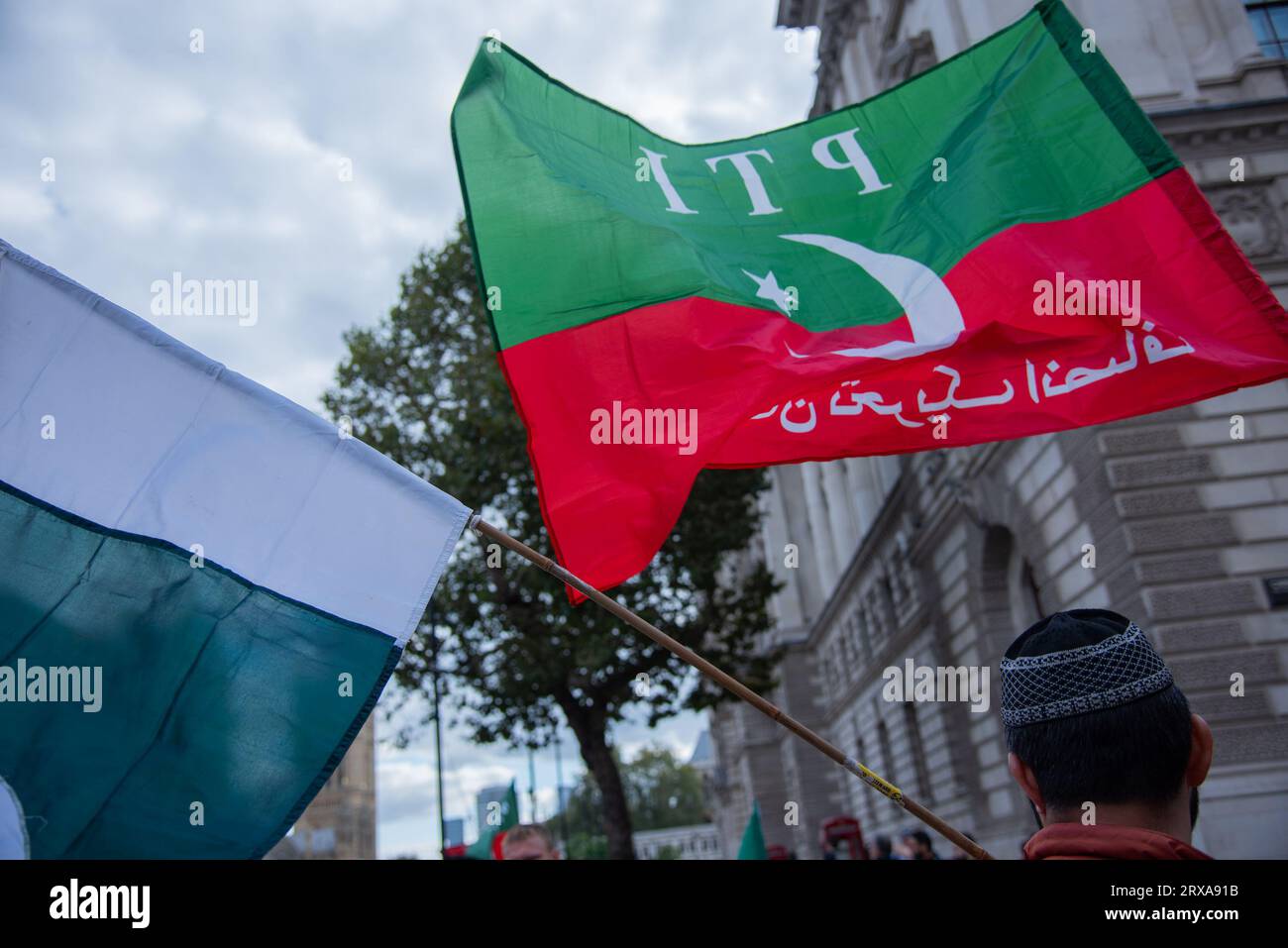 Londra, Regno Unito. 23 settembre 2023. La bandiera nazionale del Pakistan e la bandiera PTI sono esposte durante i sostenitori di Imran Khan manifestanti di protesta a Londra riuniti fuori dal Ministero degli Esteri per l'arresto dell'ex primo ministro pakistano Imran Khan. L'ex primo ministro pakistano Imran Khan è stato arrestato dopo che un tribunale di Islamabad lo ha condannato tre anni di carcere e lo ha squalificato dalla politica per “pratiche corrotte” che coinvolgono la vendita di doni statali. (Foto di Loredana Sangiuliano/SOPA Images/Sipa USA) credito: SIPA USA/Alamy Live News Foto Stock