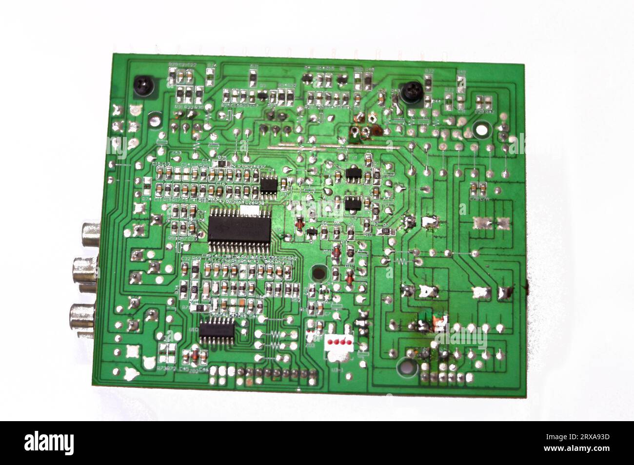 Cairo, Egitto, 19 settembre 2023: Scheda elettronica di un'unità pannello di controllo audio amplificatore subwoofer per auto, Un subwoofer (o sub) è un design di altoparlanti Foto Stock