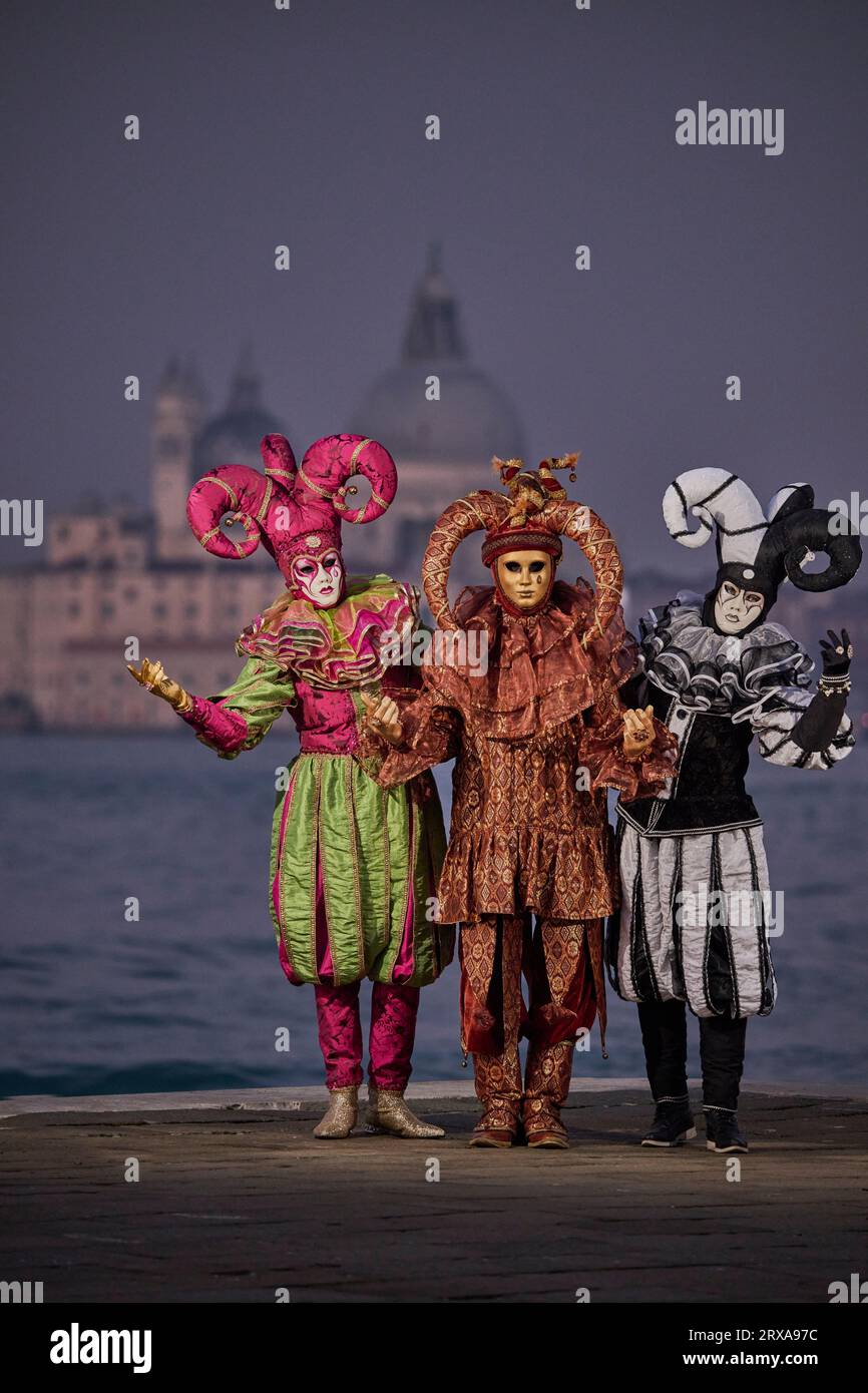 Nonna uomo mascherato maschera divertenti e parrucca vista in