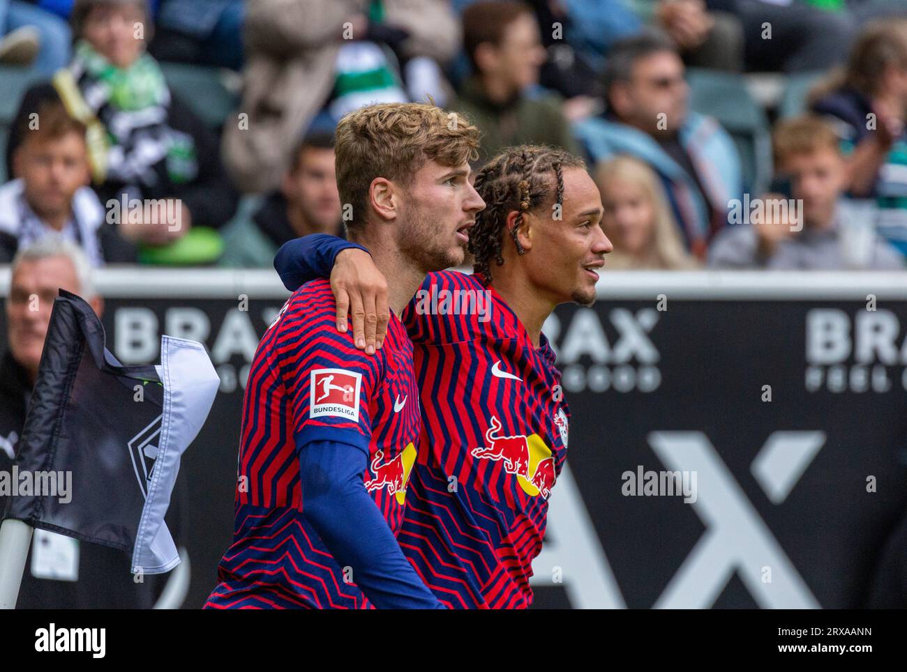 Sport, calcio, Bundesliga, 2023/2024, Borussia Moenchengladbach vs. RB Leipzig 0-1, Stadium Borussia Park, Golden goal per 0-1, rallegrarsi, goal scorer Timo Werner (RBL) sinistro, destro Xavi Quentin Shay Simons (RBL), LE NORMATIVE DFL PROIBISCONO QUALSIASI USO DI FOTOGRAFIE COME SEQUENZE DI IMMAGINI E/O QUASI-VIDEO Foto Stock