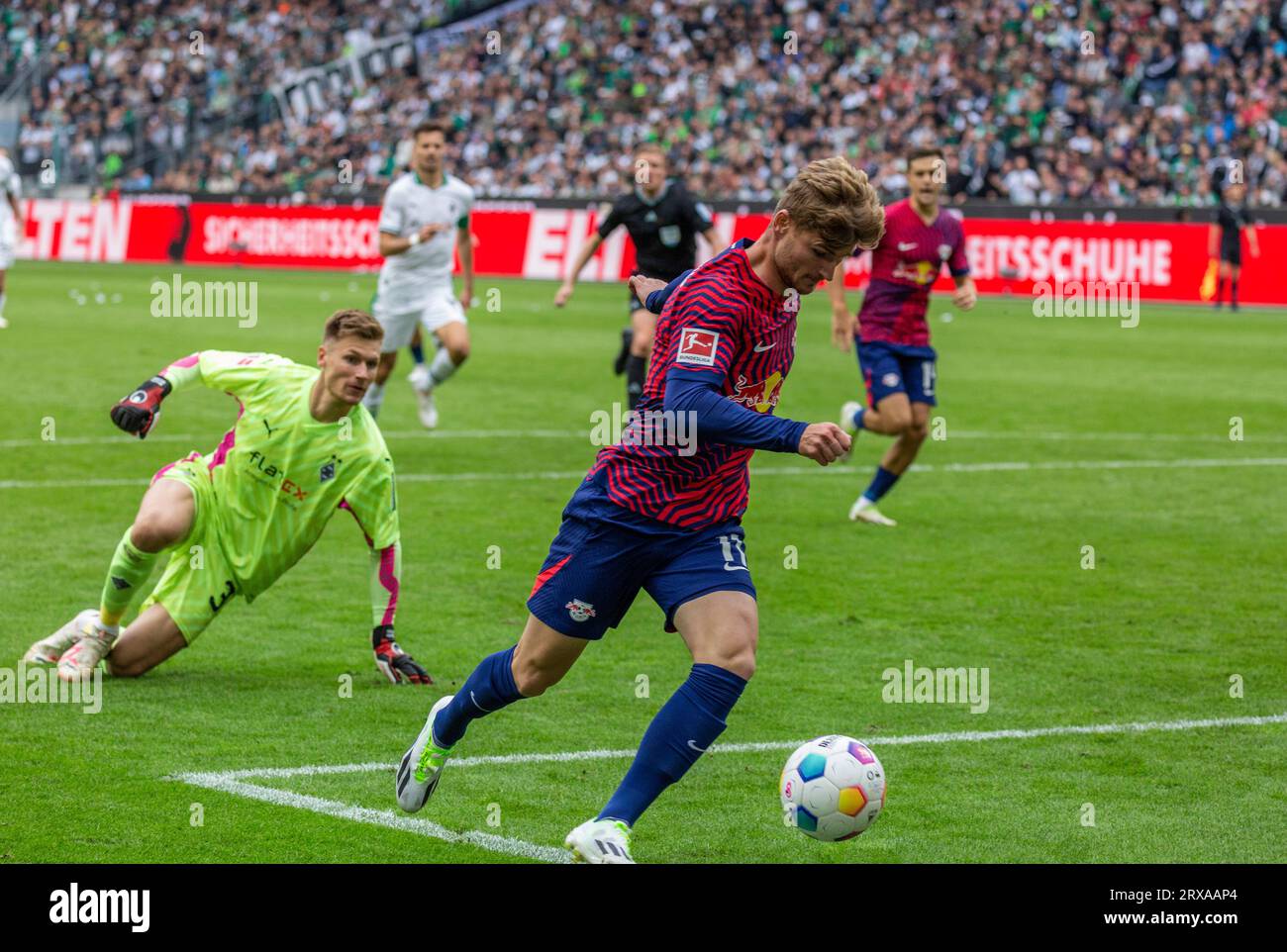 Sport, calcio, Bundesliga, 2023/2024, Borussia Moenchengladbach vs. RB Leipzig 0-1, Stadium Borussia Park, scena della partita, Golden goal per 0-1, goal scorer Timo Werner (RBL) dribbling intorno al portiere Moritz Nicolas (MG) e punteggi da un angolo ristretto, LE NORMATIVE DFL PROIBISCONO QUALSIASI USO DI FOTOGRAFIE COME SEQUENZE DI IMMAGINI e/O QUASI-VIDEO Foto Stock