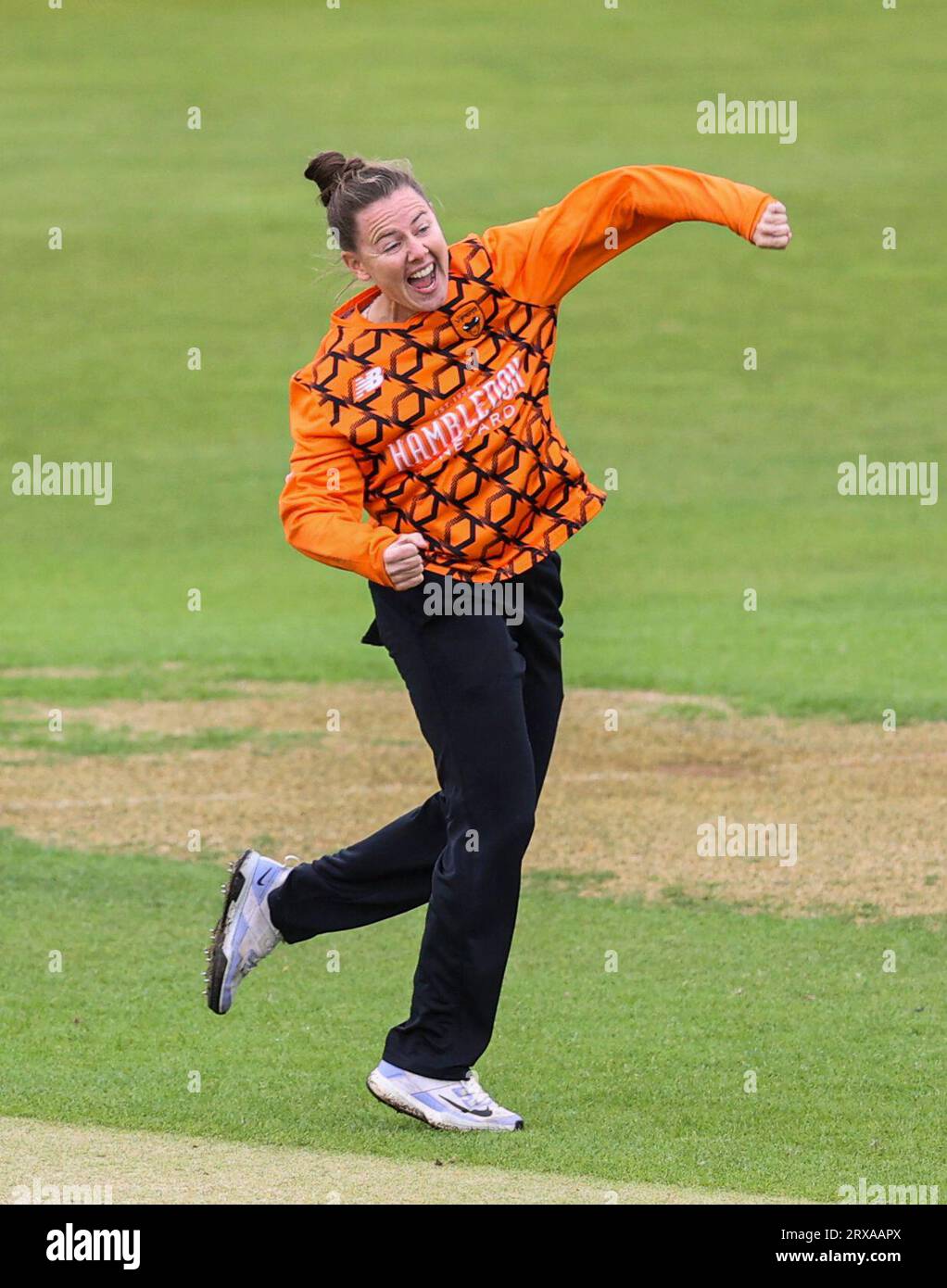 Lindsey Smith dei Southern Vipers festeggia dopo aver licenziato Lizelle Lee dei Blaze durante la finale del Rachael Heyhoe Flint Trophy al County Ground di Northampton. Data foto: Domenica 24 settembre 2023. Foto Stock