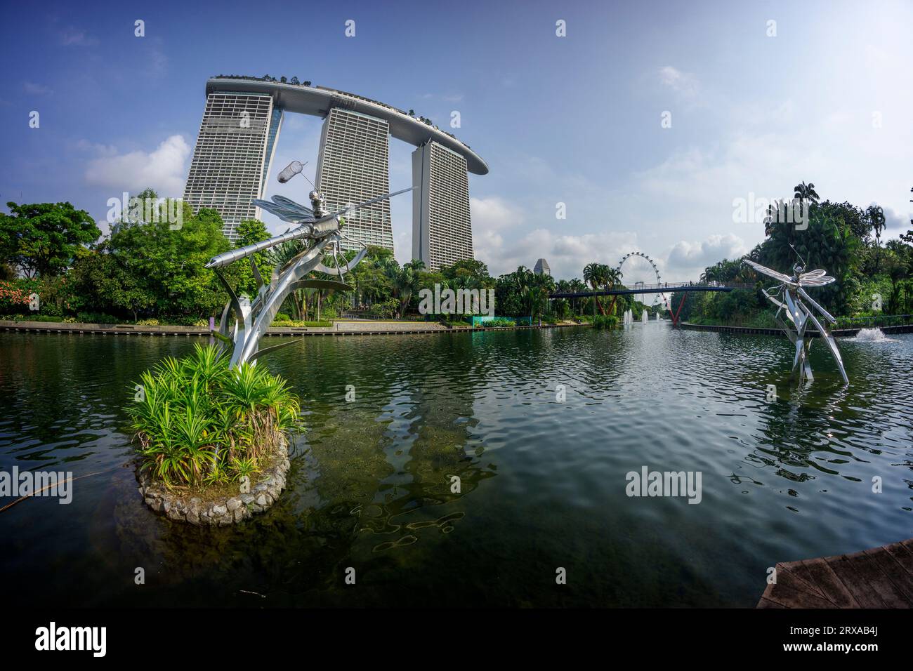 Le acque di Dragonfly si trovano nel lago Gardens by the Bay, con l'iconico edificio Marina Bay Sands, Singapore, Sud Est Asiatico Foto Stock