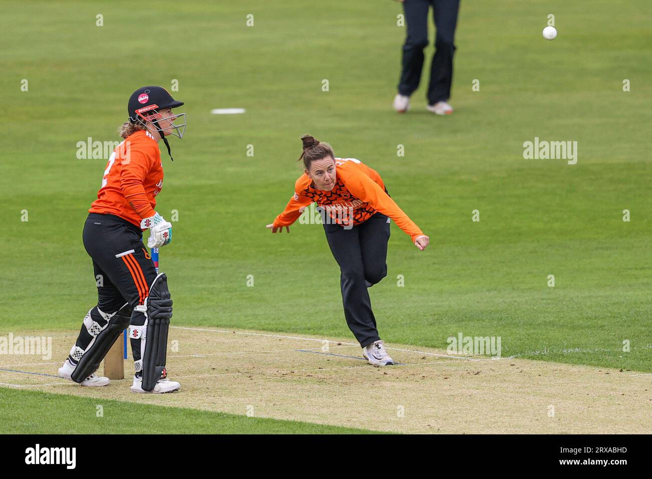 Southern Vipers' Linsey Smith Bowls durante la finale del Rachael Heyhoe Flint Trophy al County Ground di Northampton. Data foto: Domenica 24 settembre 2023. Foto Stock